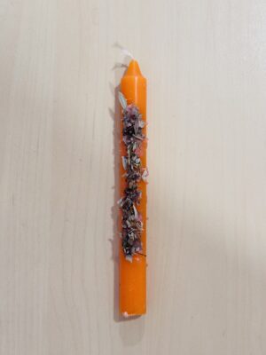 Vela naranja ritualizada