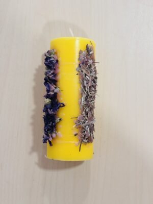 Velón amarillo ritualizado