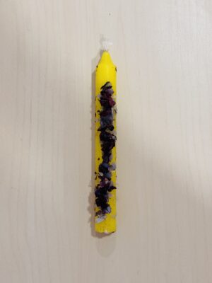 Vela amarilla ritualizada