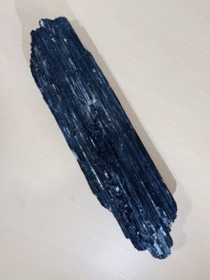 Turmalina negra en bruto